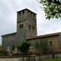 Léglise de Bostens : Cette église est mentionnée dans les documents dès la fin du Xe siècle. L'édifice a subi des remaniements aux XIIe et XIIIe siècles. Les moines firent agrandir le choeur et élever le clocher tour carré. Ce dernier est percé d'ouvertur